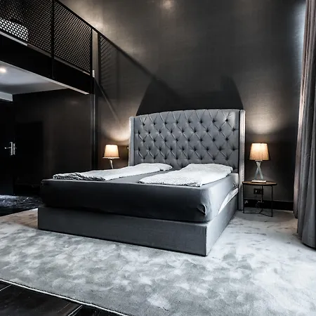 Hotell Black 4*